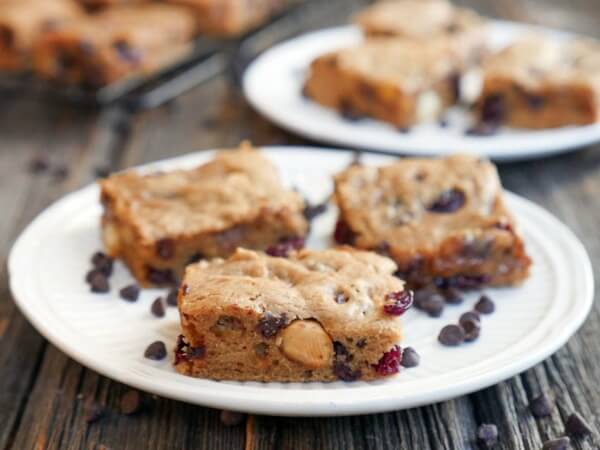 Super simple Paleo Cashew Butter Blondies - only 5 ingredients! So yummy!