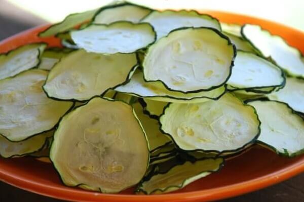 Making these salty zucchini chips is simple and a perfectly healthy snack!