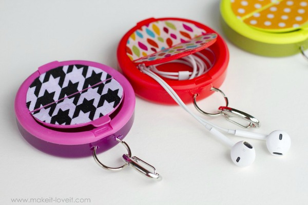 Simple DIY projects that anyone can do! Keep your earphones totally tangle-free with these cute DIY Earphone Holders!