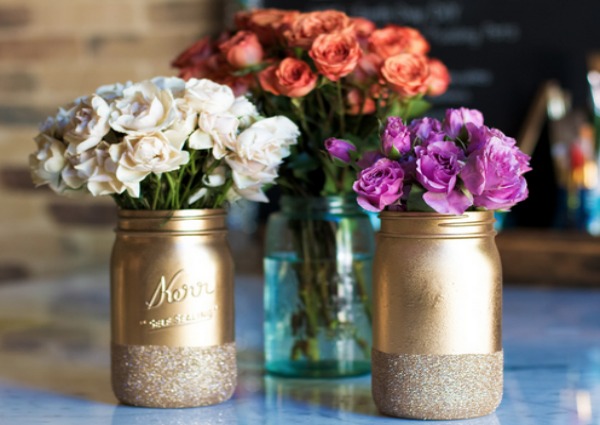 Simple DIY projects that anyone can do! DIY Glitter Dipped Mason Jars - a super quick and easy way to spice up your decor!